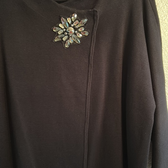 Brand - JM Collection black 3/4 in sleeves with a bell flair with jeweled brooch - Picture 3 of 16